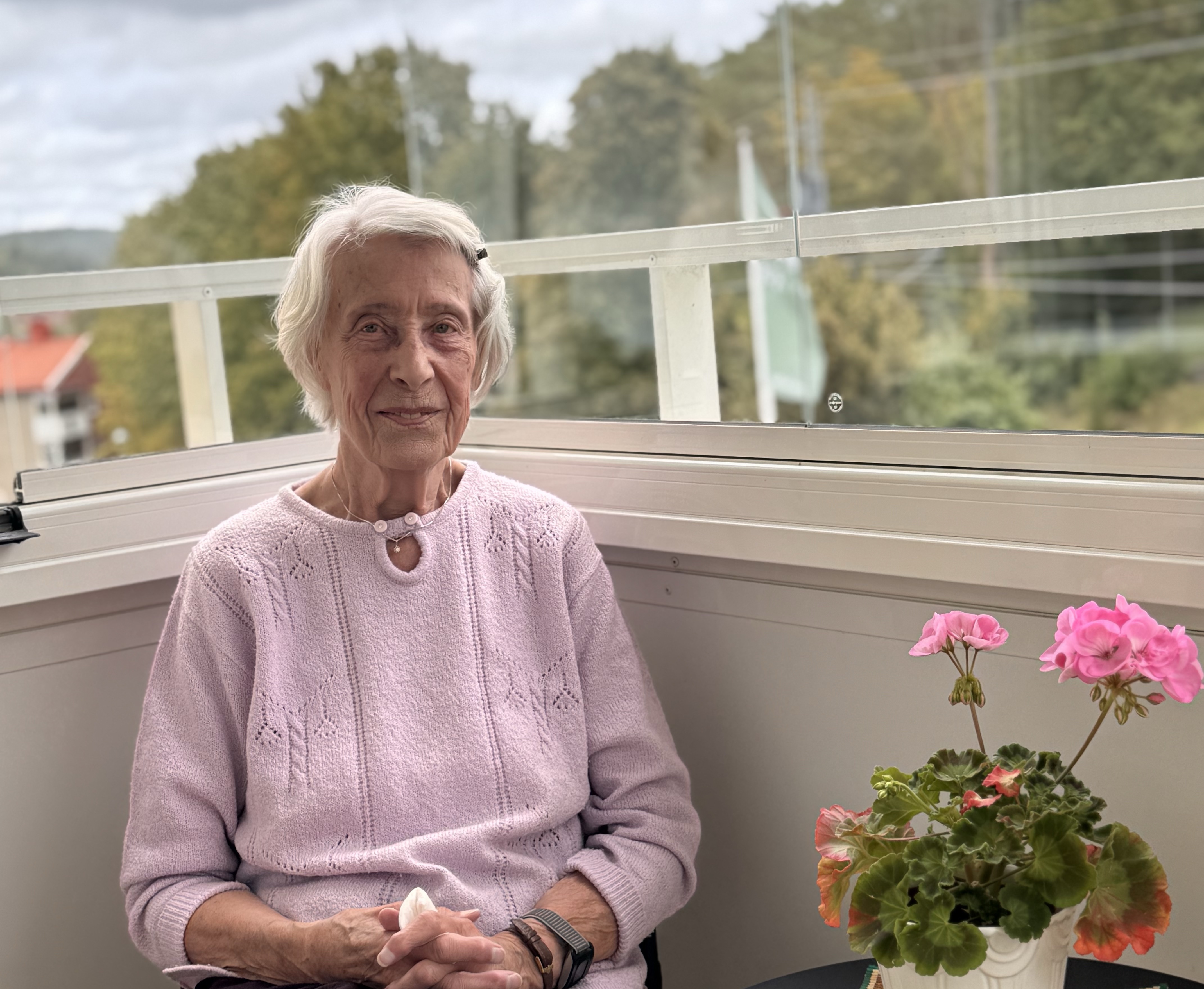 Eivor på balkongen på Nordens väg