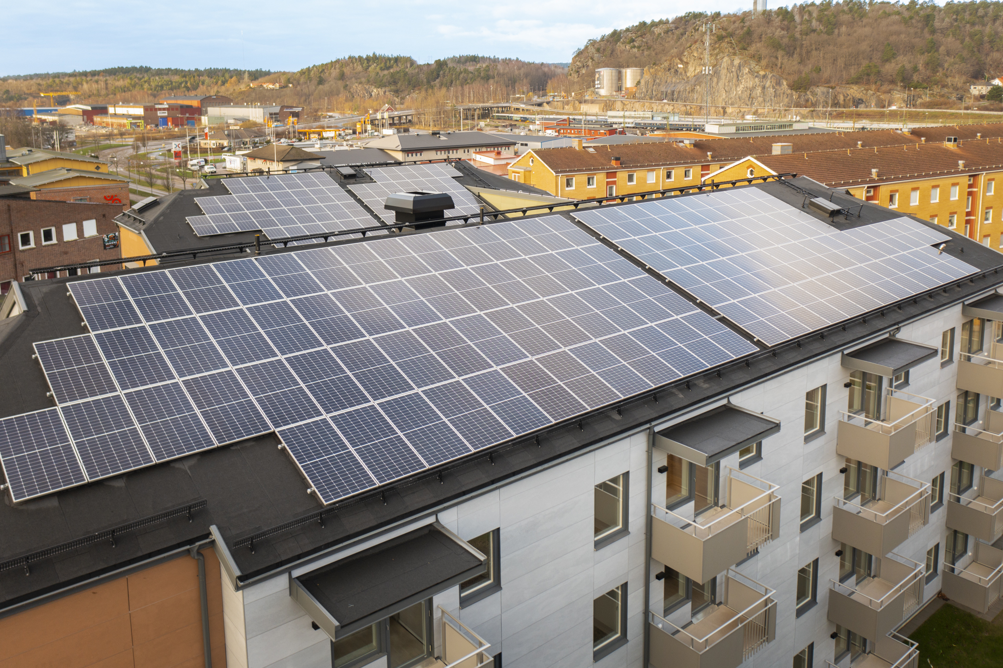 Drönarfoto över hyresfastighet med solpaneler 