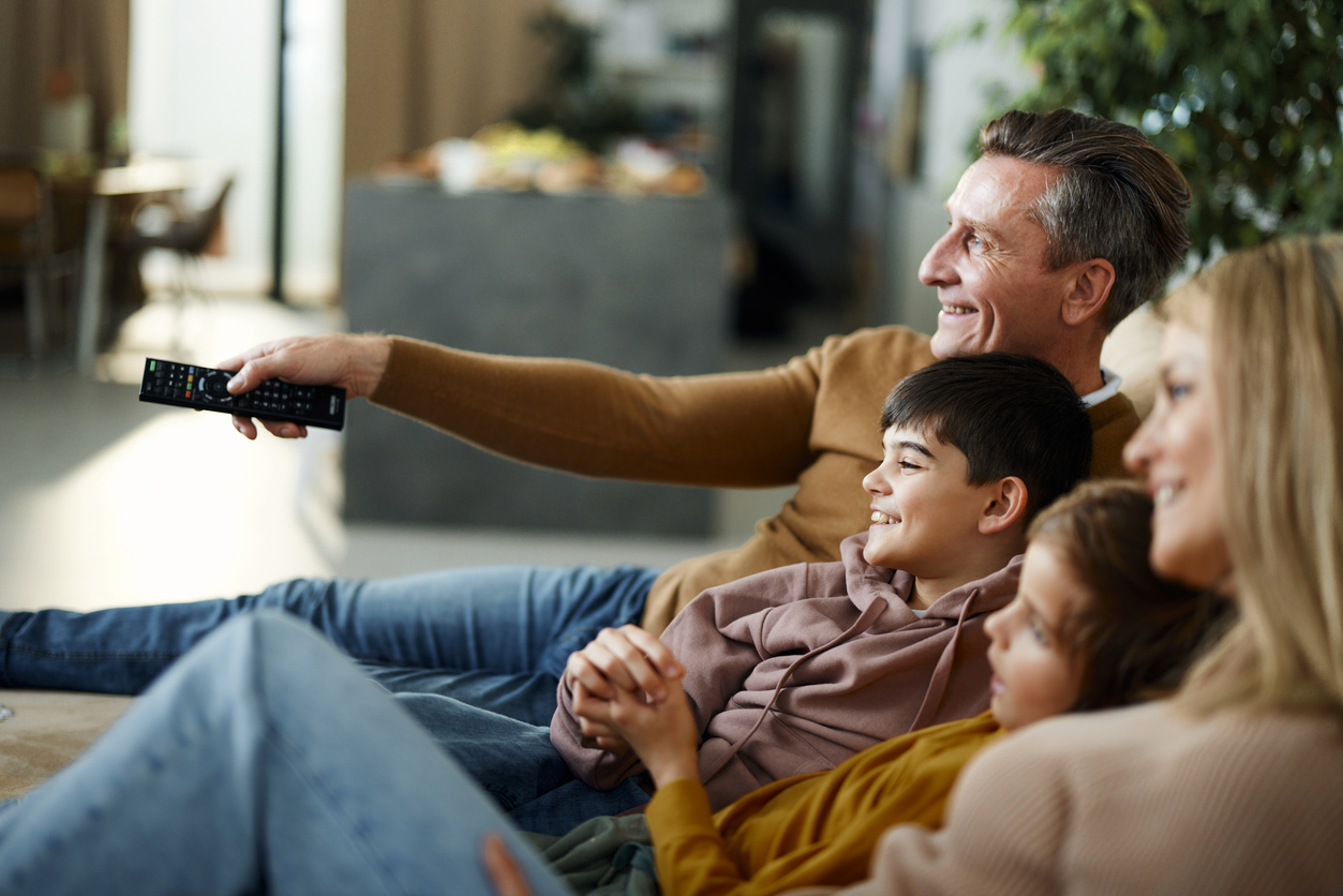Familj tittar på TV