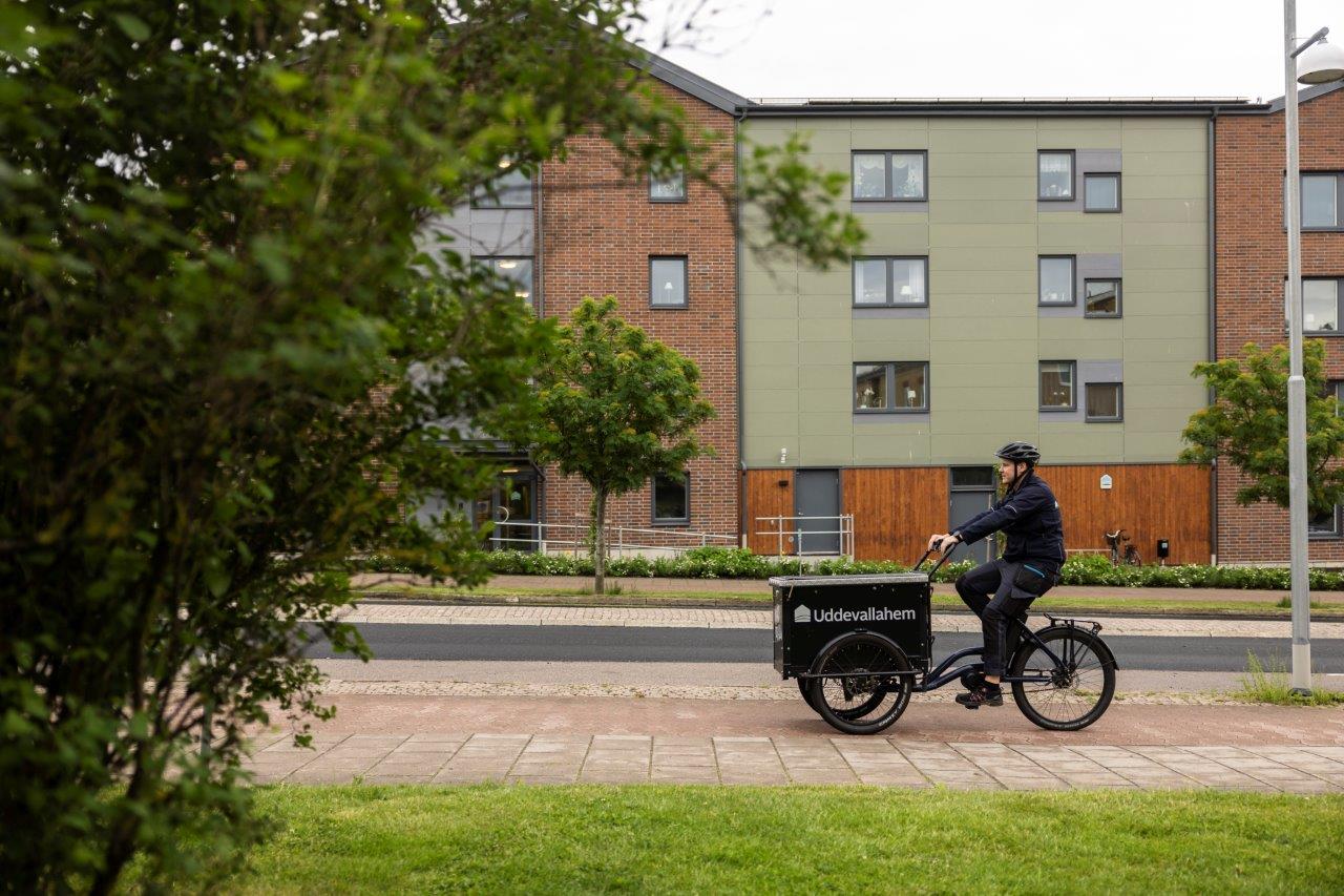 Bovärd cyklar framför fastighet utmed Strömstadsvägen