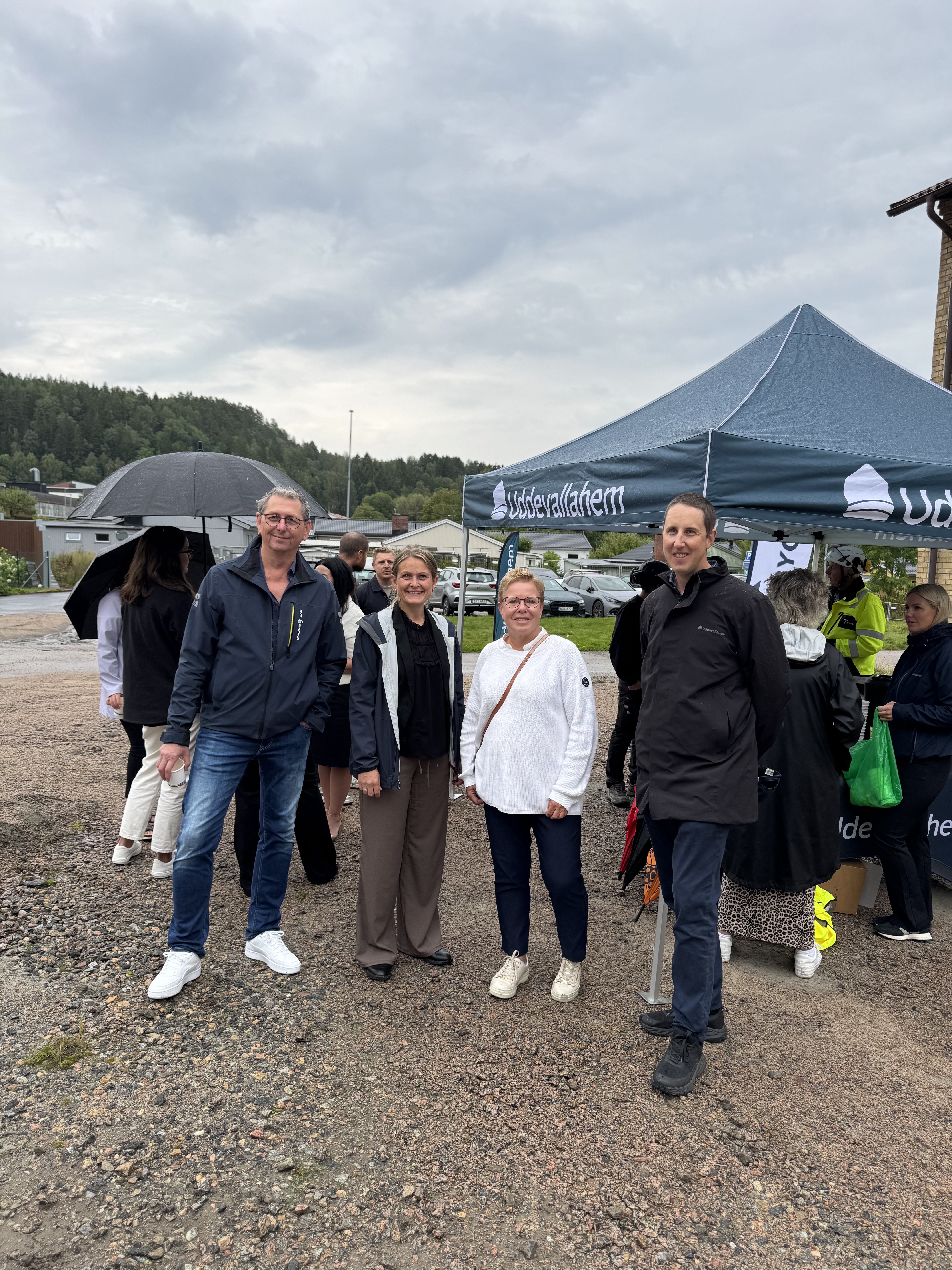 Fyra personer som ler framför ett Uddevallahemstält