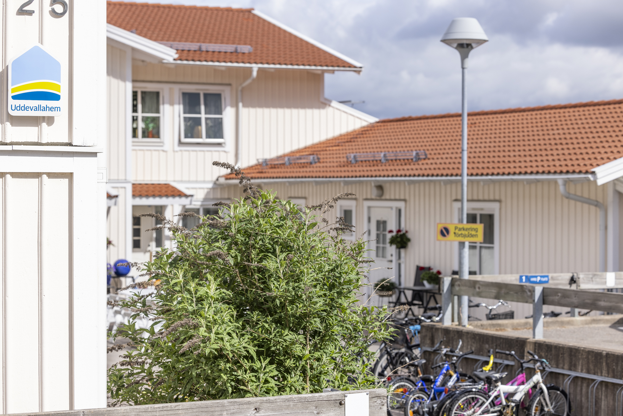 Innergård Flaggbergsvägen 25 på Lyckorna i Ljungskile.