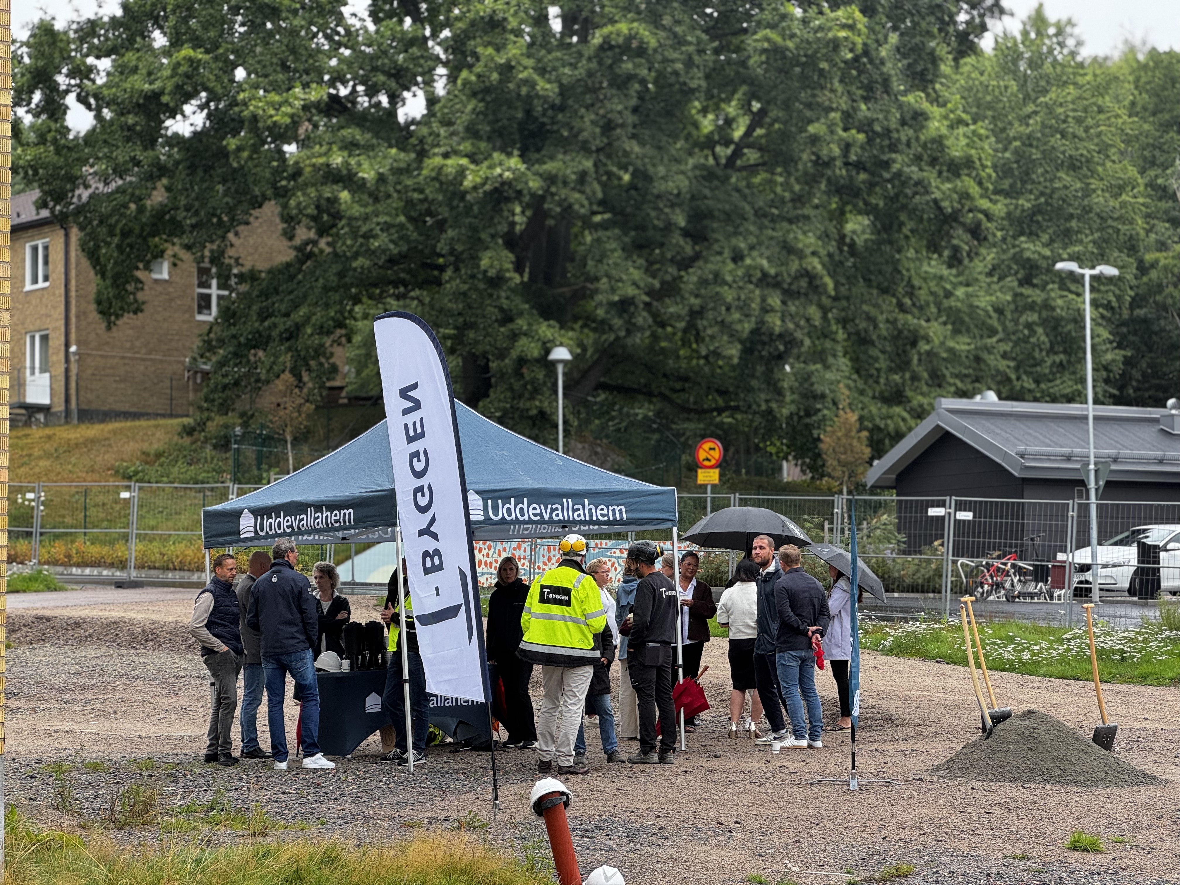 Första spadtaget på Rydingsberg. En stor folksamling under ett blått Uddevallahem-tält