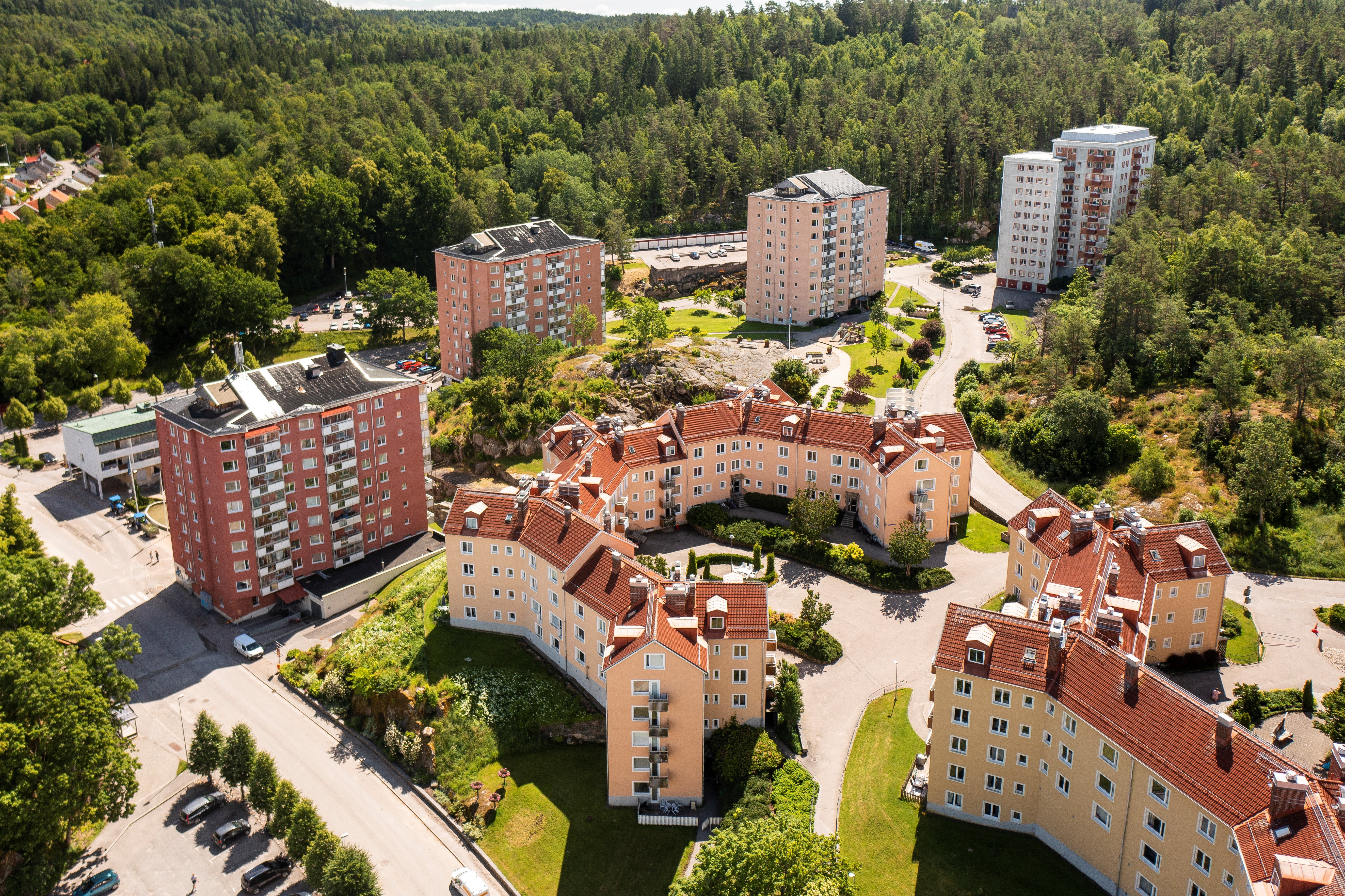 Flygbild på fastigheten adress Hagarnevägen 41 i mitten på bilden
